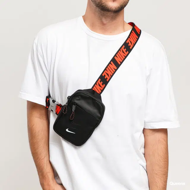 Nike Sportswear Essentials