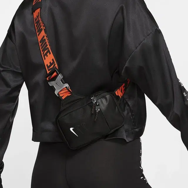 Nike Sportswear Essentials