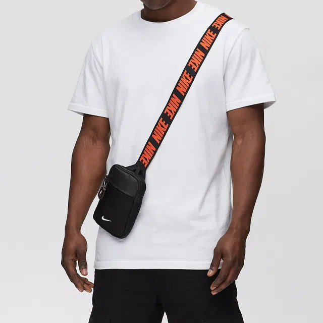 Nike Sportswear Essentials