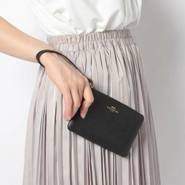 COACH Corner Zip 16