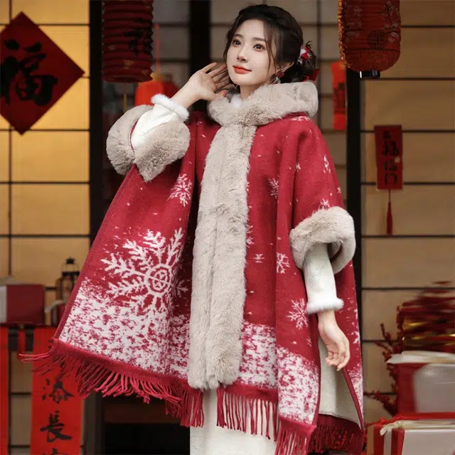 梦特娇 新春喜庆大红袍 冬季加厚保暖雪花纹 涤纶 披肩 女款