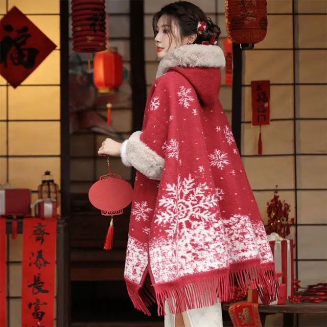 梦特娇 新春喜庆大红袍 冬季加厚保暖雪花纹 涤纶 披肩 女款