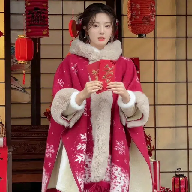 梦特娇 新春喜庆大红袍 冬季加厚保暖雪花纹 涤纶 披肩 女款
