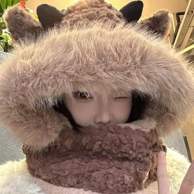 雅鹿 可爱小羊角毛绒围脖一体两件套冬季保暖加厚百搭显脸小户外防寒护颈毛绒 聚酯纤维 绒线帽 男女同款情侣款 礼盒装
