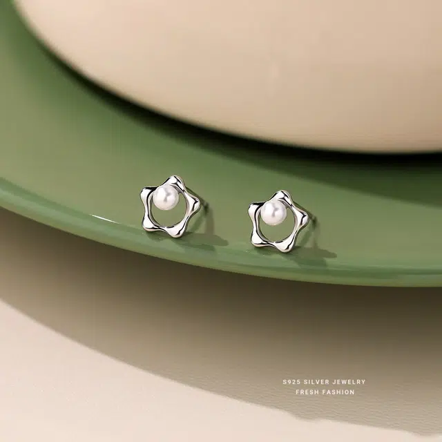 925
