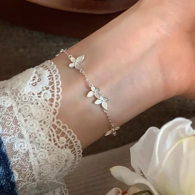 尚银福 浪漫蝴蝶 冷淡风森系简约小众设计高级感 光面立体条纹多只蝴蝶日常百搭手饰 好运 合金 手链 女款