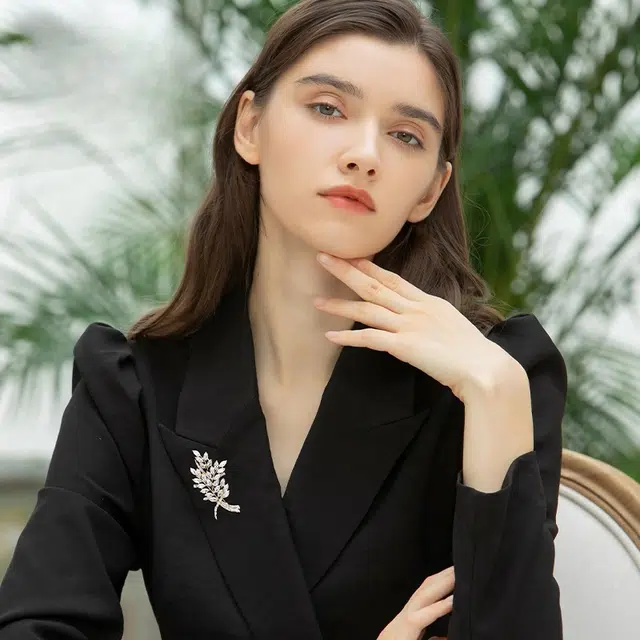 兰盈 龙船花轻奢小众 合金人造水晶 胸针 女款