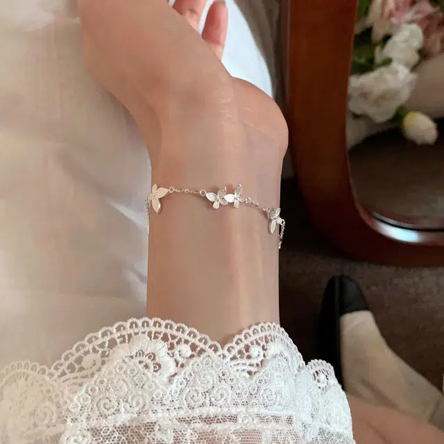 尚银福 浪漫蝴蝶 冷淡风森系简约小众设计高级感 光面立体条纹多只蝴蝶日常百搭手饰 好运 合金 手链 女款