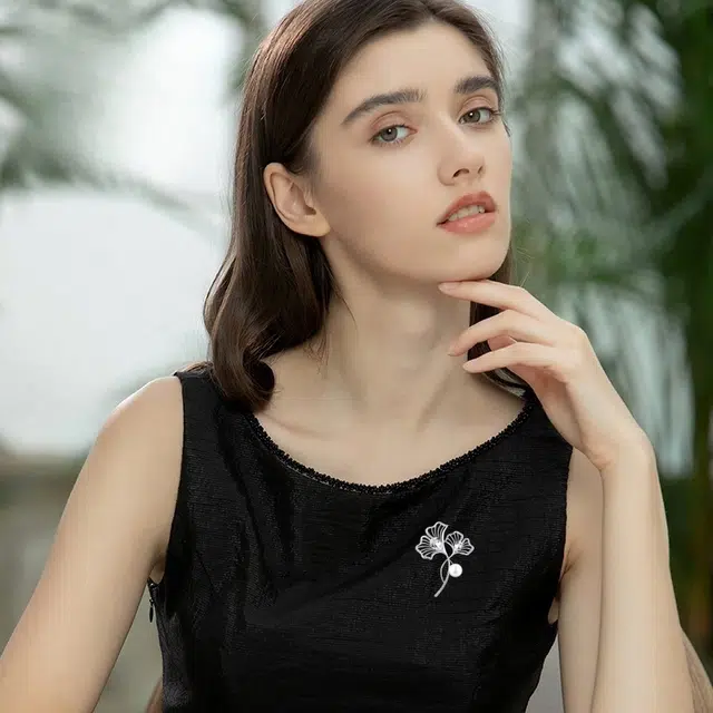 兰盈 杏叶轻奢小众 合金 胸针 女款
