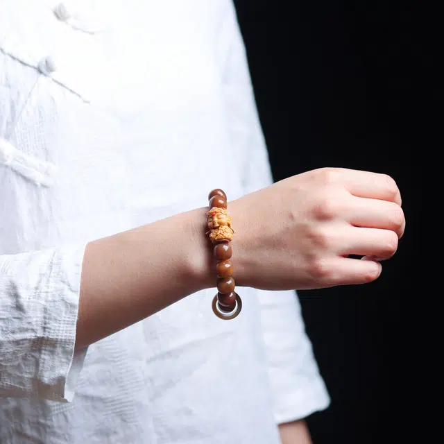 書卓 搭配古法金 念珠转运珠 五路财神民族风 招财纳福 国潮新中式 盘玩#好运 白玉菩提 手串 男女同款情侣款