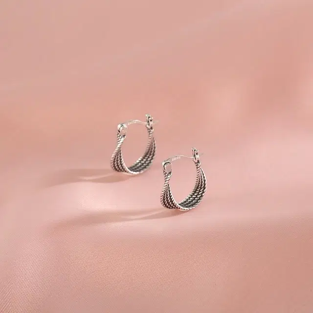 925