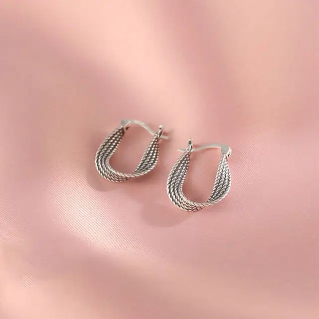 925