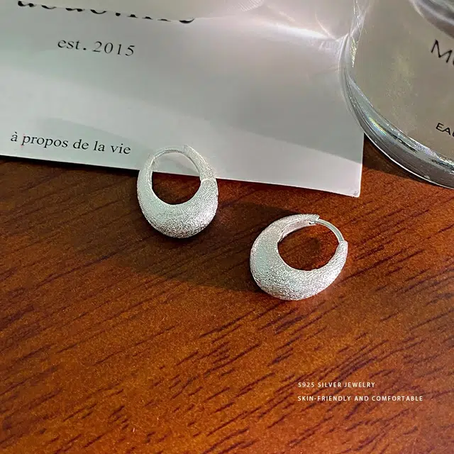 925