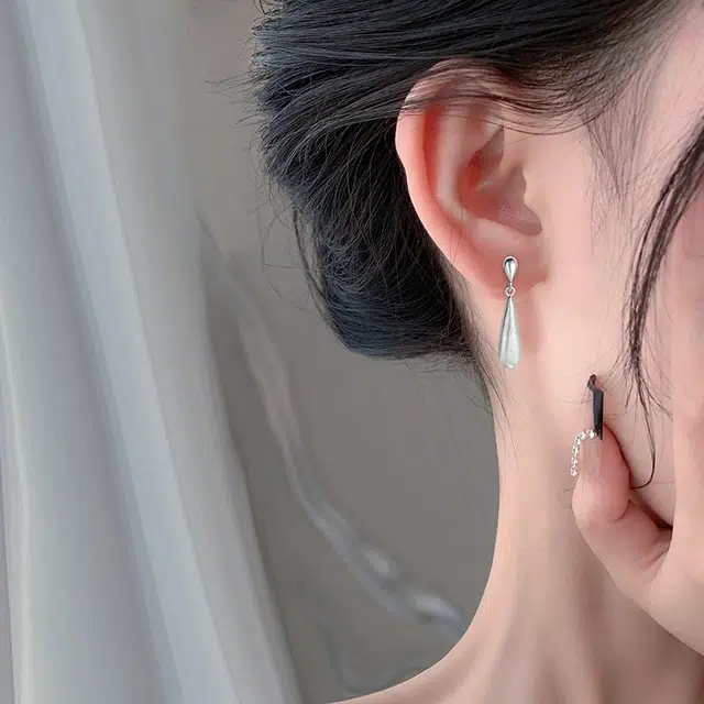925