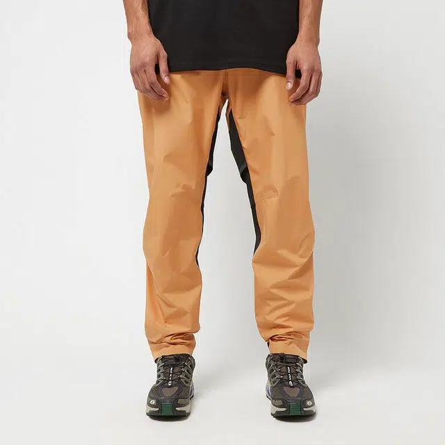 On Storm Pants logo
