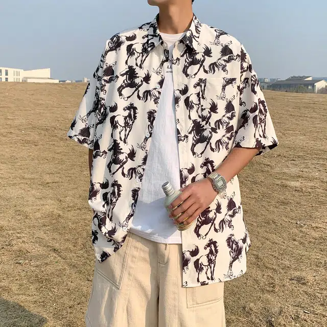 国风骏马水墨画满印图案宽松翻领开衫百搭短袖衬衫 男女同款 米杏