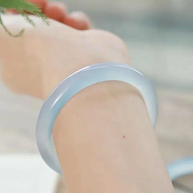 赐帛 天空蓝天然冰种浅蓝色玛瑙高冰种 玉髓 玉石手镯 女款