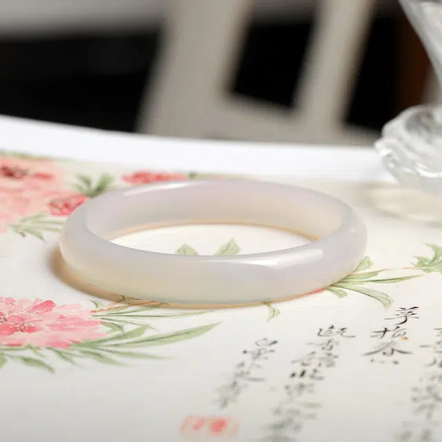 匠锁心玉 青山黛翠玉贵妃镯 新中式国潮古风 清冷优雅 典雅飘花 玉髓 玉石手镯 女款