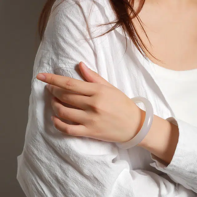 匠锁心玉 青山黛翠玉贵妃镯 新中式国潮古风 清冷优雅 典雅飘花 玉髓 玉石手镯 女款