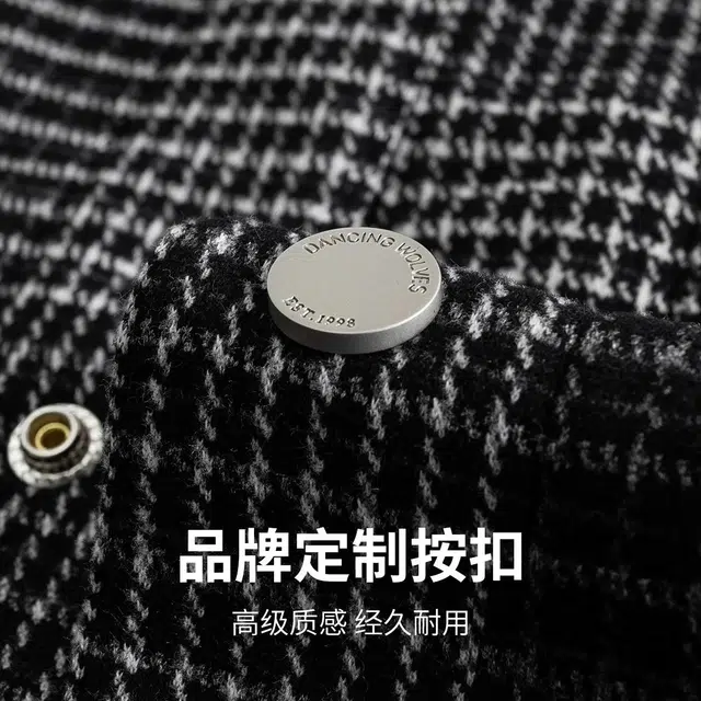 与狼共舞 翻领格纹时尚质感羽绒服 男款 黑白