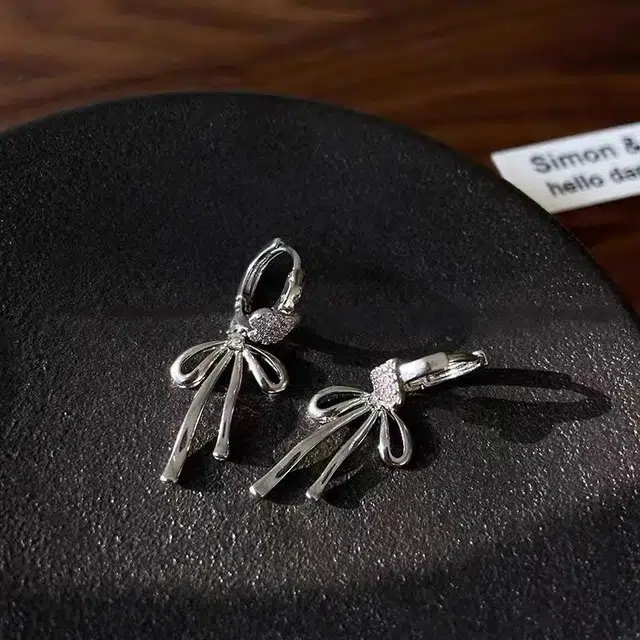 925