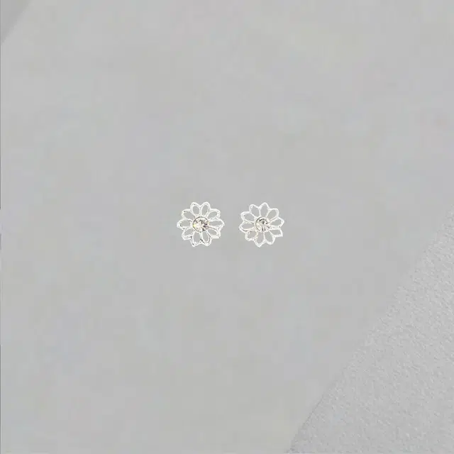 前方大荒野 太阳花镂空简约时尚小众设计轻奢高级感温柔迷人森系小清新气质独特精致小巧日常百搭 锆石 耳钉 女款