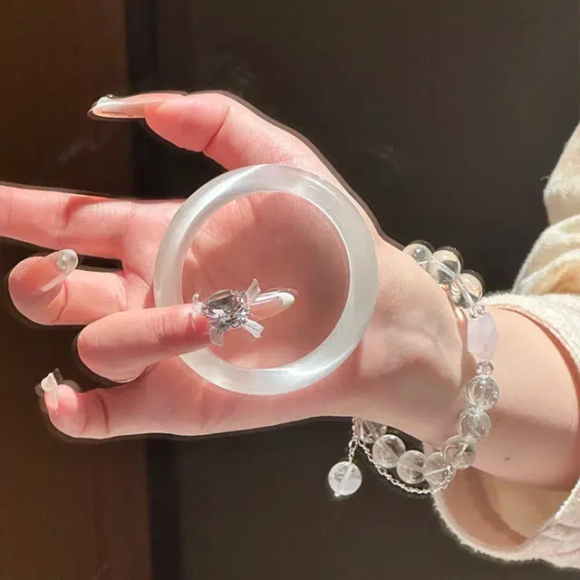 【玉镯养人】 雅谷 白月光 超显白 贵妃镯 一步一响 平安好运 新中式复古高级百搭精致美人镯叮当镯 玻璃猫眼 手镯 女款