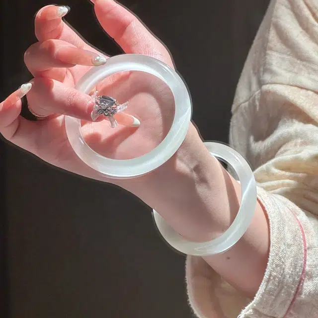 【玉镯养人】 雅谷 白月光 超显白 贵妃镯 一步一响 平安好运 新中式复古高级百搭精致美人镯叮当镯 玻璃猫眼 手镯 女款