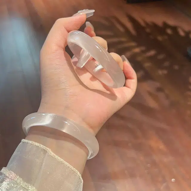 【玉镯子养人】 雅谷 新中式贵妃镯 白月光 超显白 一步一响 好运平安镯 古风复古高级百搭精致美人镯叮当镯 玻璃猫眼 手镯 女款