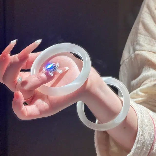 【玉镯养人】 雅谷 白月光 超显白 贵妃镯 一步一响 平安好运 新中式复古高级百搭精致美人镯叮当镯 玻璃猫眼 手镯 女款