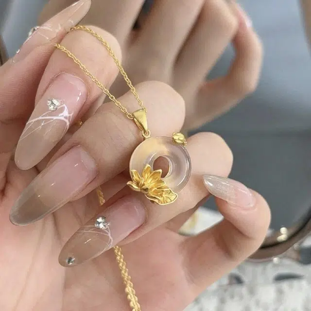 丰运阁 荷塘月色平安扣 新中式国潮 好运莲莲有钱花 招财转运纳福平安 气质温柔大气矜贵 温婉尔雅仙女下凡 玉髓 玉石项链 女款