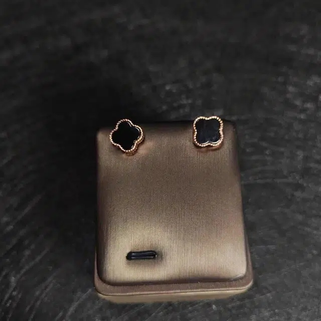 识恩 设计师款新中式精致轻奢复古国风气质黑色幽默幸运四叶草 玉髓 耳钉 男女同款情侣款