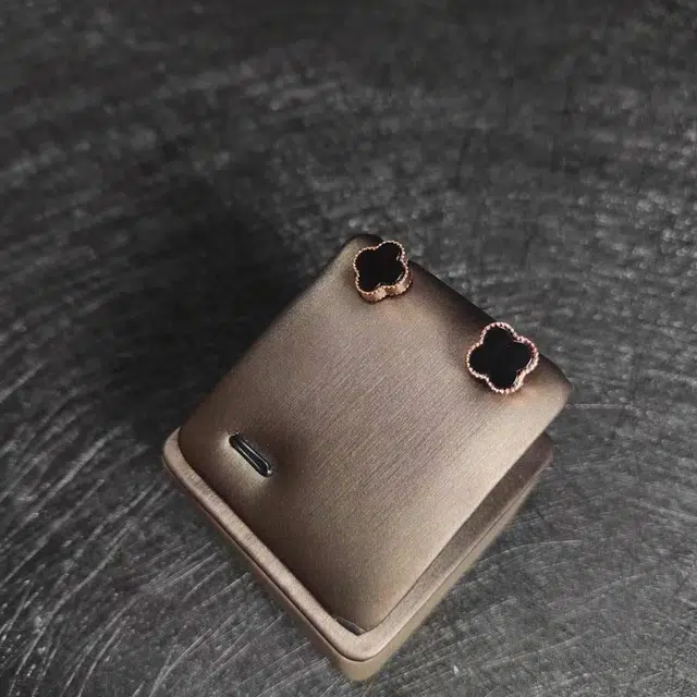 识恩 设计师款新中式精致轻奢复古国风气质黑色幽默幸运四叶草 玉髓 耳钉 男女同款情侣款