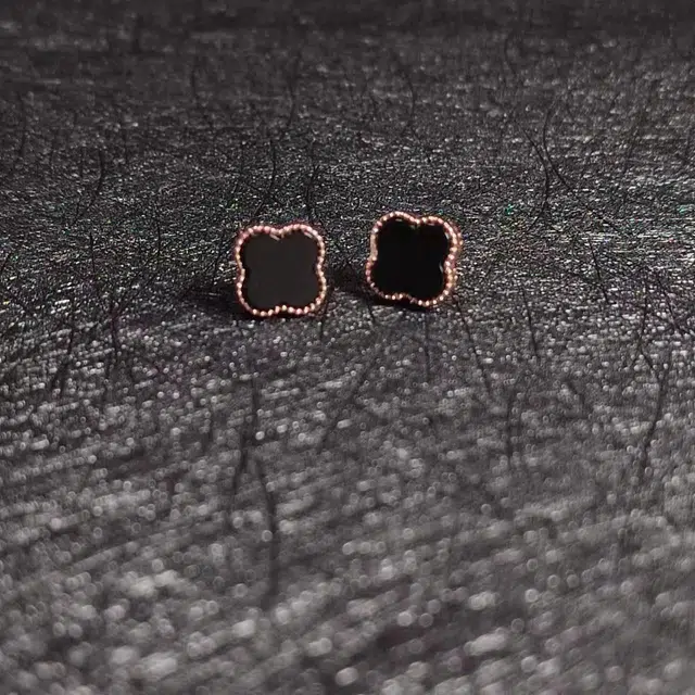 识恩 设计师款新中式精致轻奢复古国风气质黑色幽默幸运四叶草 玉髓 耳钉 男女同款情侣款