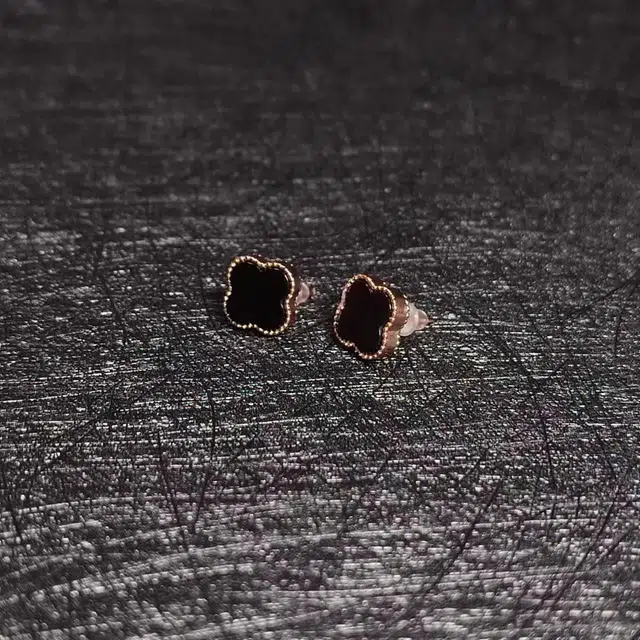 识恩 设计师款新中式精致轻奢复古国风气质黑色幽默幸运四叶草 玉髓 耳钉 男女同款情侣款