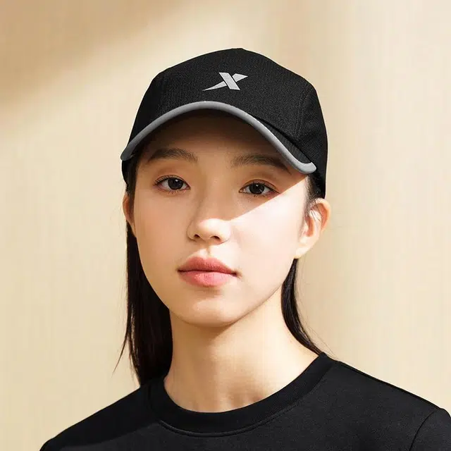 特步 美式纯色休闲百搭潮流时尚跑步运动遮阳帽 聚酯纤维 鸭舌帽 男女同款情侣款 黑色