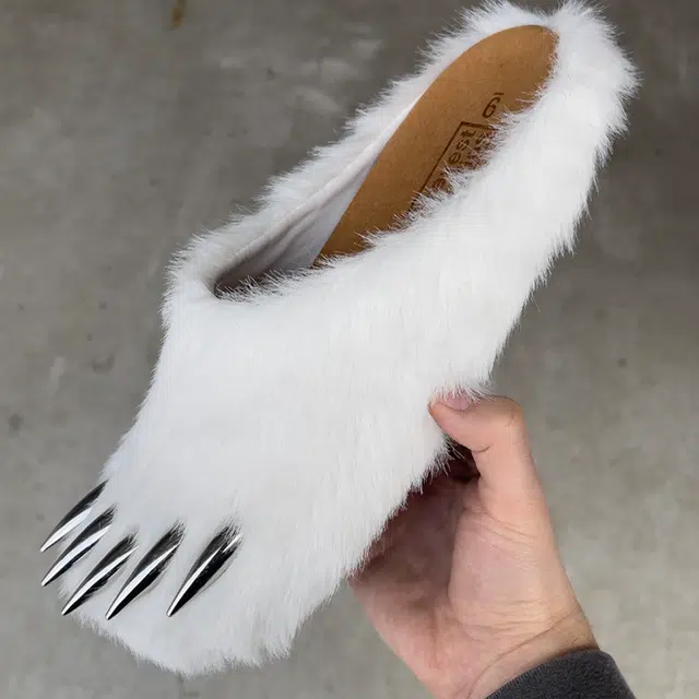 BRAVEST STUDIOS Polar Bear Claws