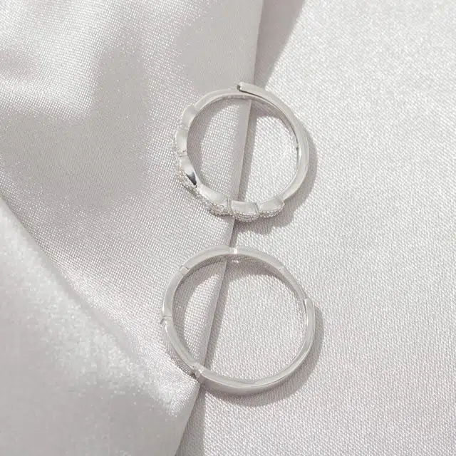 925