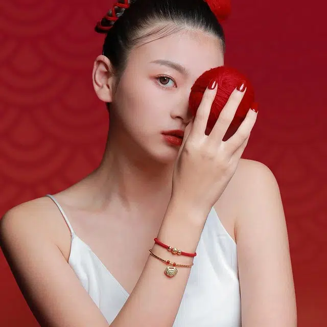 凤凰涅磐 醉丹霞 新中式平安锁双圈叠戴红手绳 红绳编织福牌送女士轻奢小众设计感 情侣纪念日礼盒装 铜镀金 手链 女款
