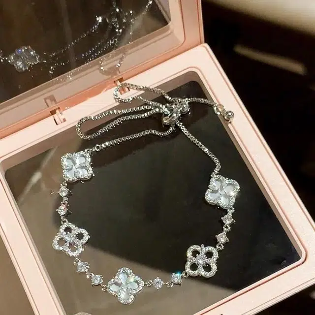 尚银福 璀璨四瓣花 森系小清新时尚四叶草轻奢清冷气质小众设计简约百搭叠戴手饰 合金 手链 女款