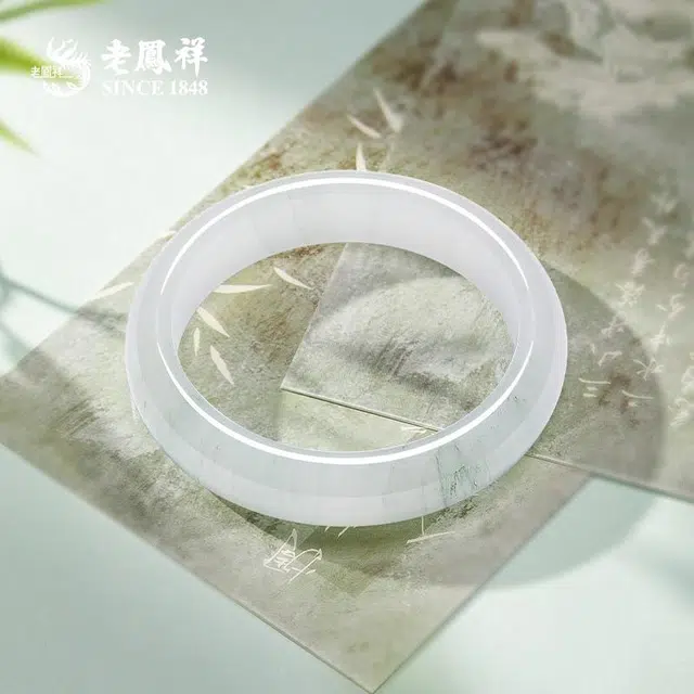 老凤祥 【甄选翠料】青山飘绿叶 古风优雅 新中式搭配 温润典雅 古韵渊长 天山翠 手镯 女款