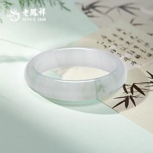 老凤祥 【甄选翠料】青山飘绿叶 古风优雅 新中式搭配 温润典雅 古韵渊长 天山翠 手镯 女款