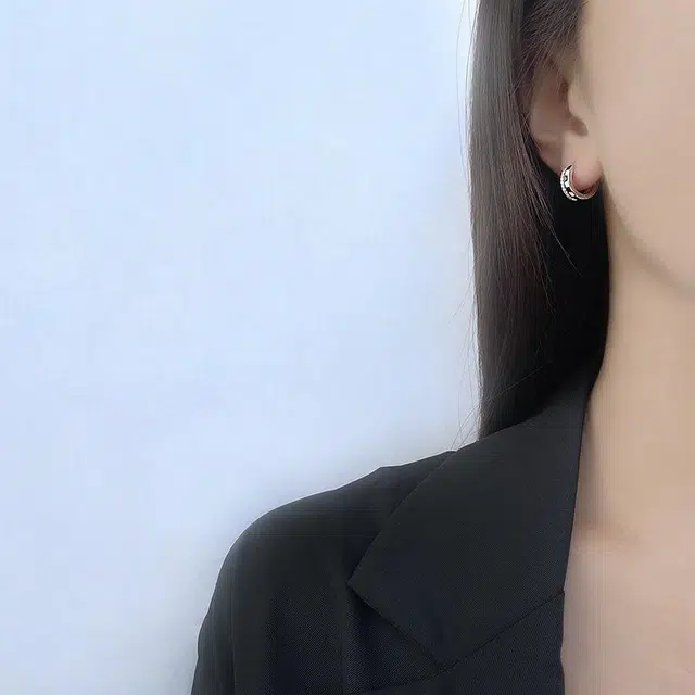 925