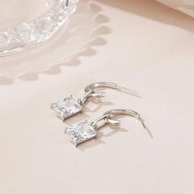 925