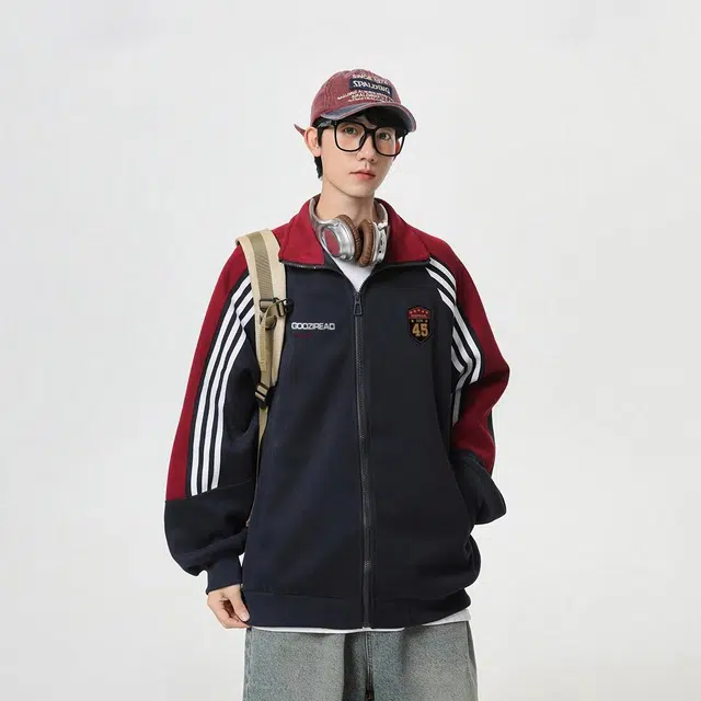 港仔文艺男 撞色插肩袖条纹徽章宽松字母立领开衫复古休闲学院风长袖夹克外套 男女同款