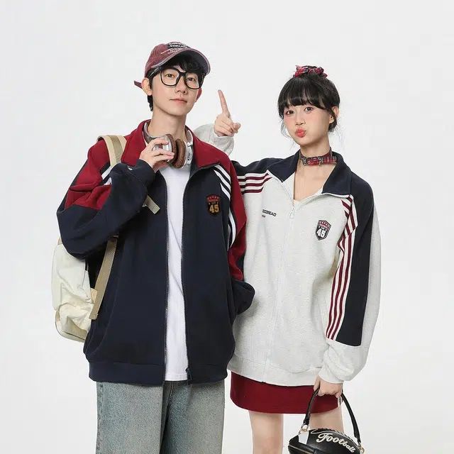 港仔文艺男 撞色插肩袖条纹徽章宽松字母立领开衫复古休闲学院风长袖夹克外套 男女同款