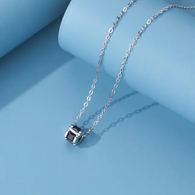 925
