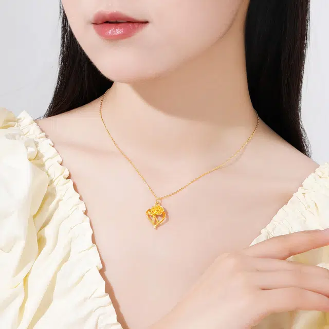 老凤祥 心动花开 甜蜜告白唯美立体玫瑰 轻奢质感小众设计百搭 足金 一口价 黄金吊坠 女款 金色