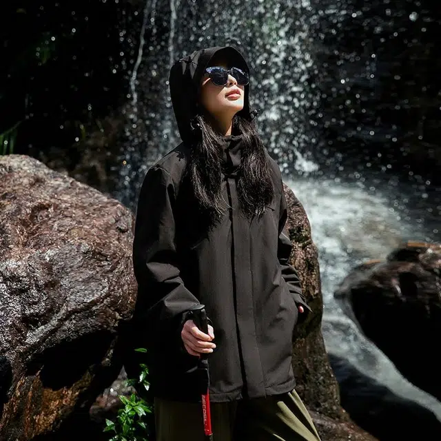 雅鹿  纯色时尚潮流  防水防风防紫外线透气耐磨保暖冲锋衣 男女同款 黑色