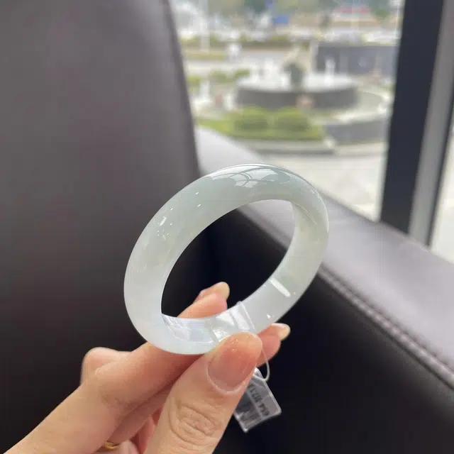 翠亨祥 淡春彩优雅大气 糯种 翡翠手镯 女款